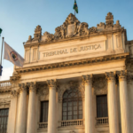 Tribunal de Justiça com bandeiras do Brasil e do Rio de Janeiro, relacionado à CVLD.