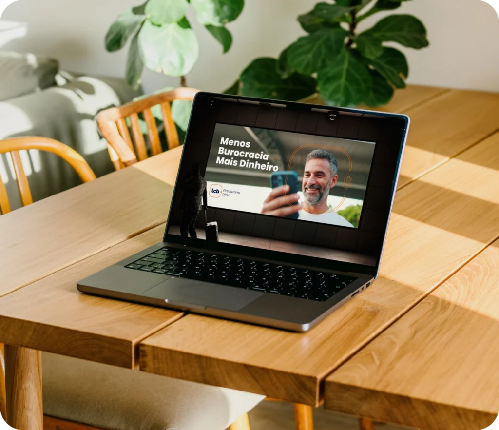 Laptop aberto exibindo vídeo sobre menos burocracia e mais dinheiro